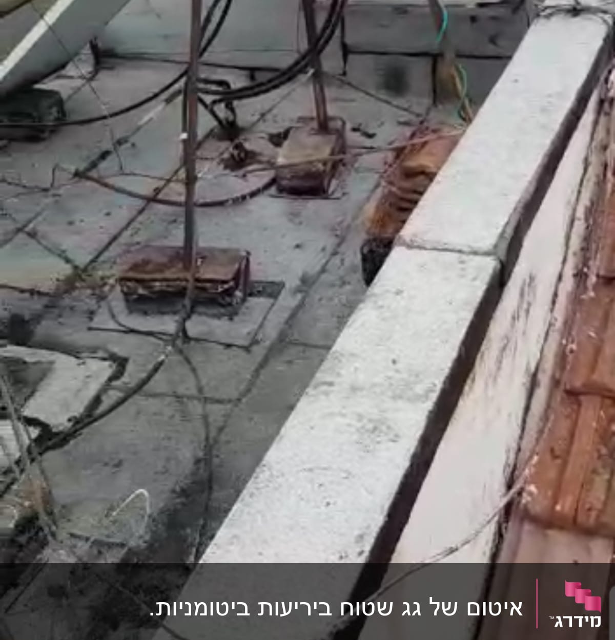 גג עם כבלים ומתקנים שונים